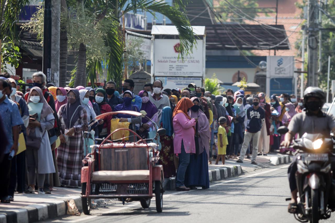 Antrean Panjang Warga...