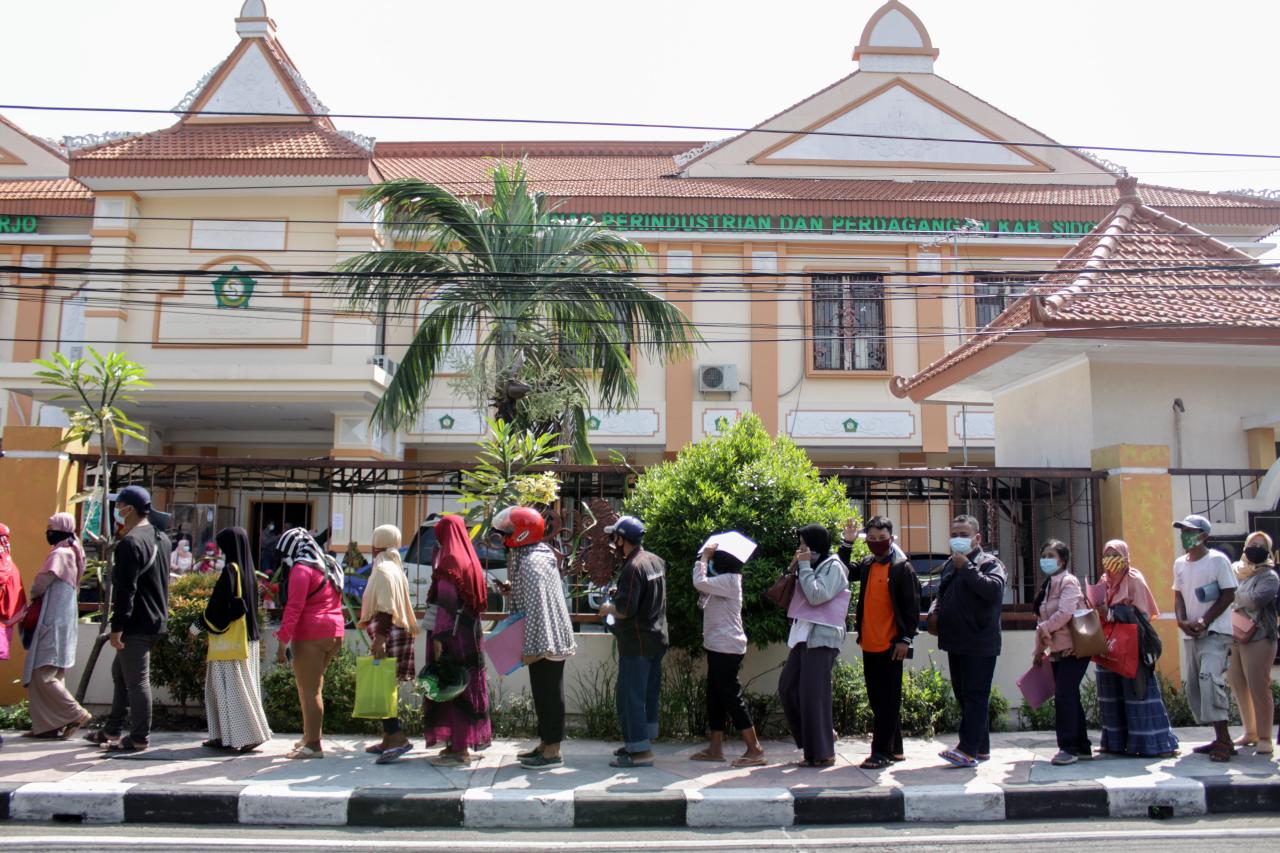 Antrean Panjang Warga...