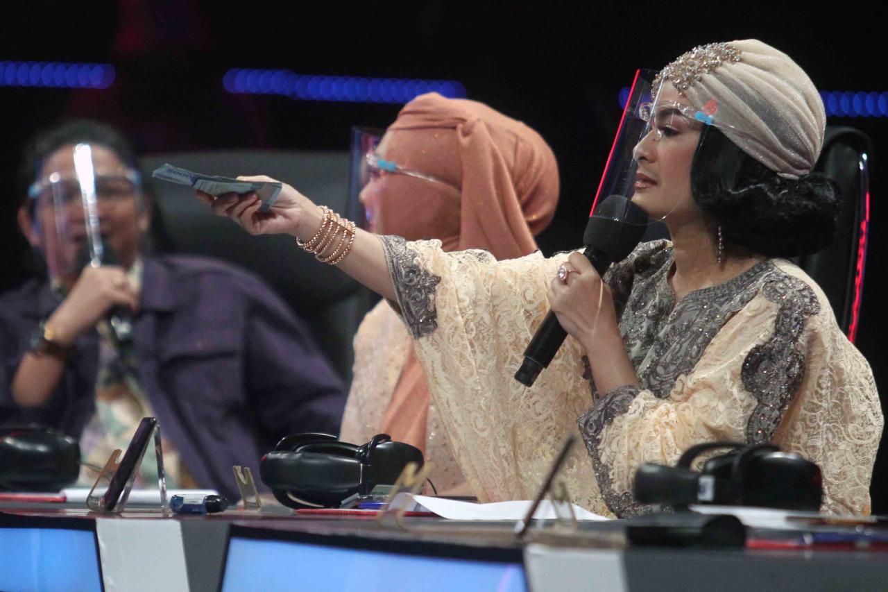 Iis Dahlia Berikan THR...