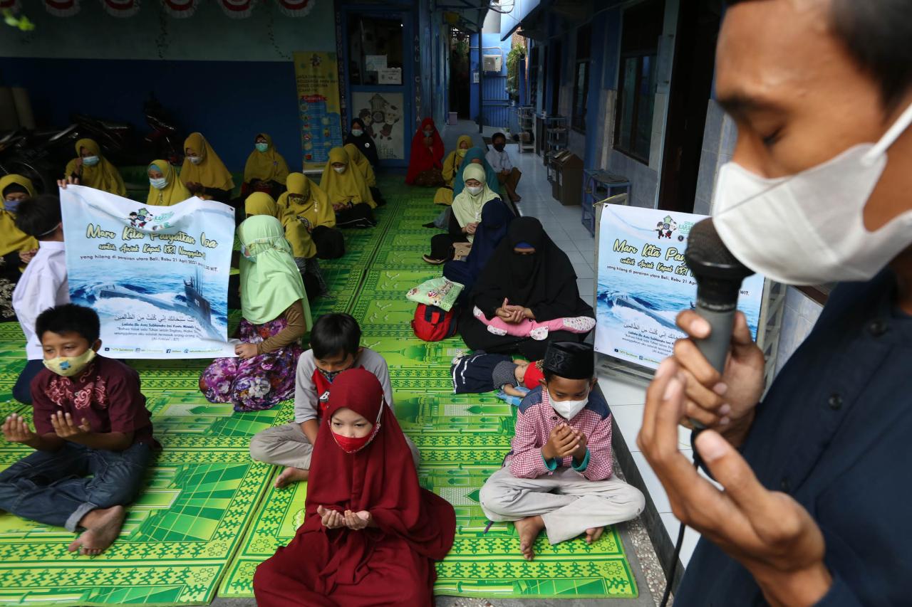 Siswa SD Gelar Doa untuk...