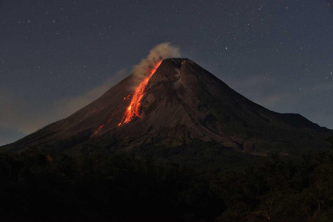 Gunung Merapi Muntahkan...
