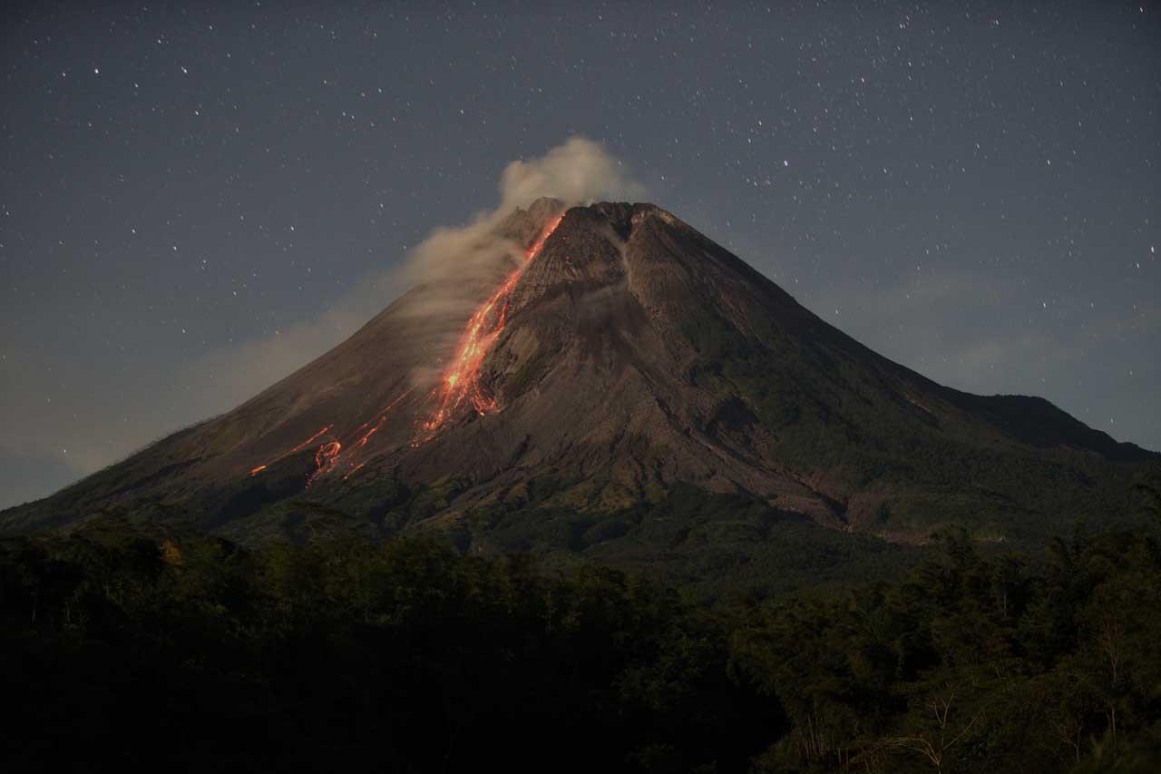 Gunung Merapi Muntahkan...