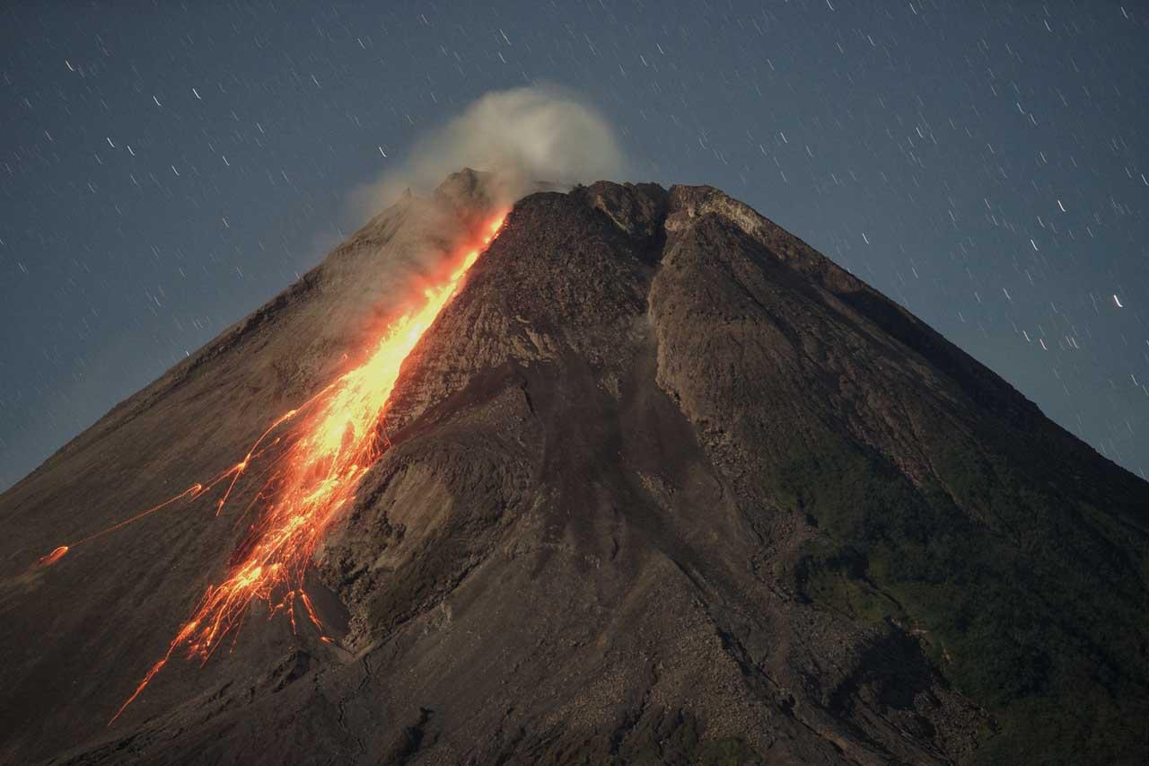 Gunung Merapi Muntahkan...