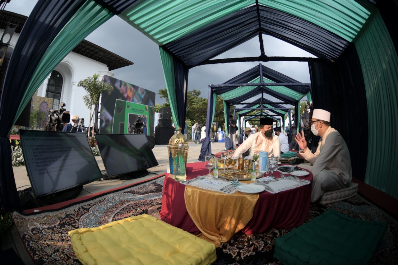Ridwan Kamil Hadiri...