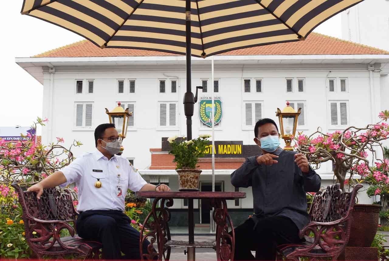 Sambangi Khofifah di...