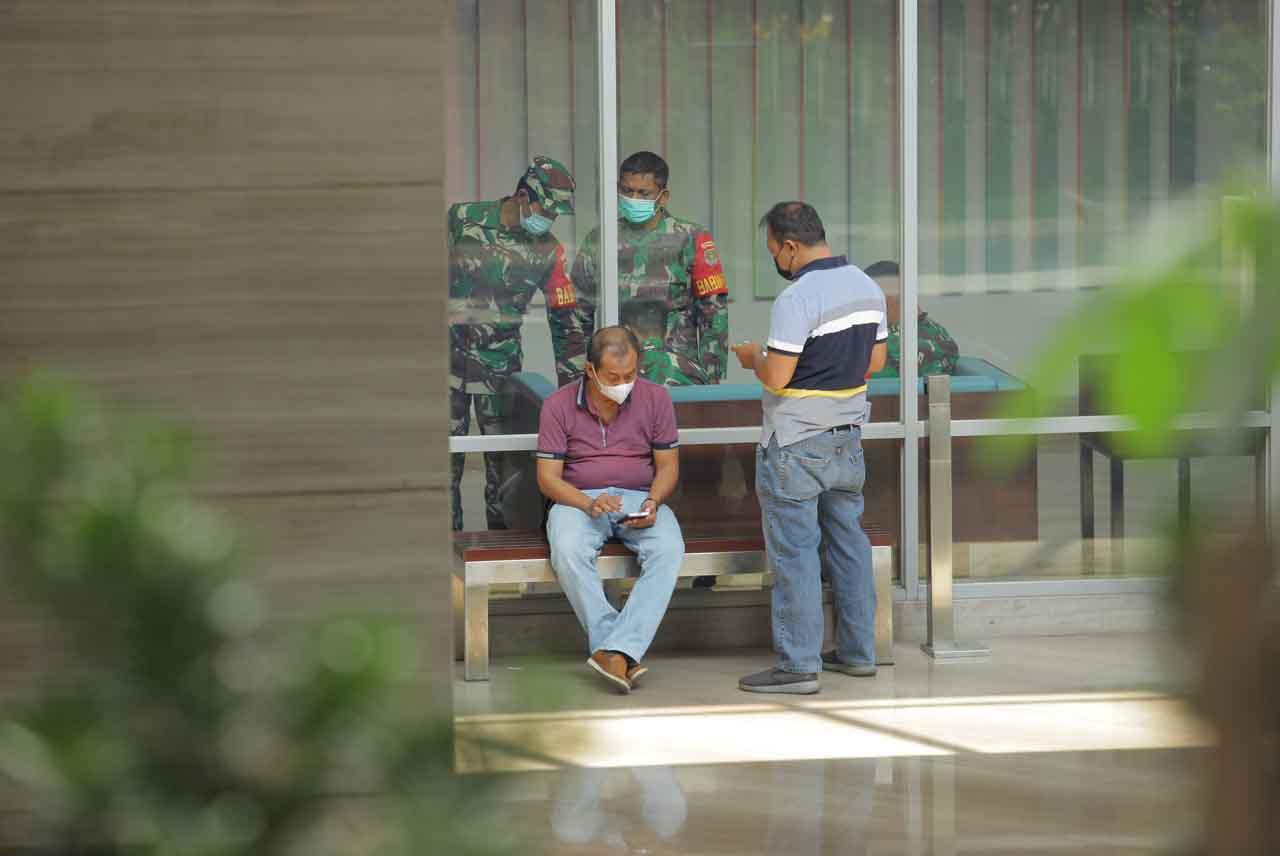 Polisi dan Tentara Jaga...