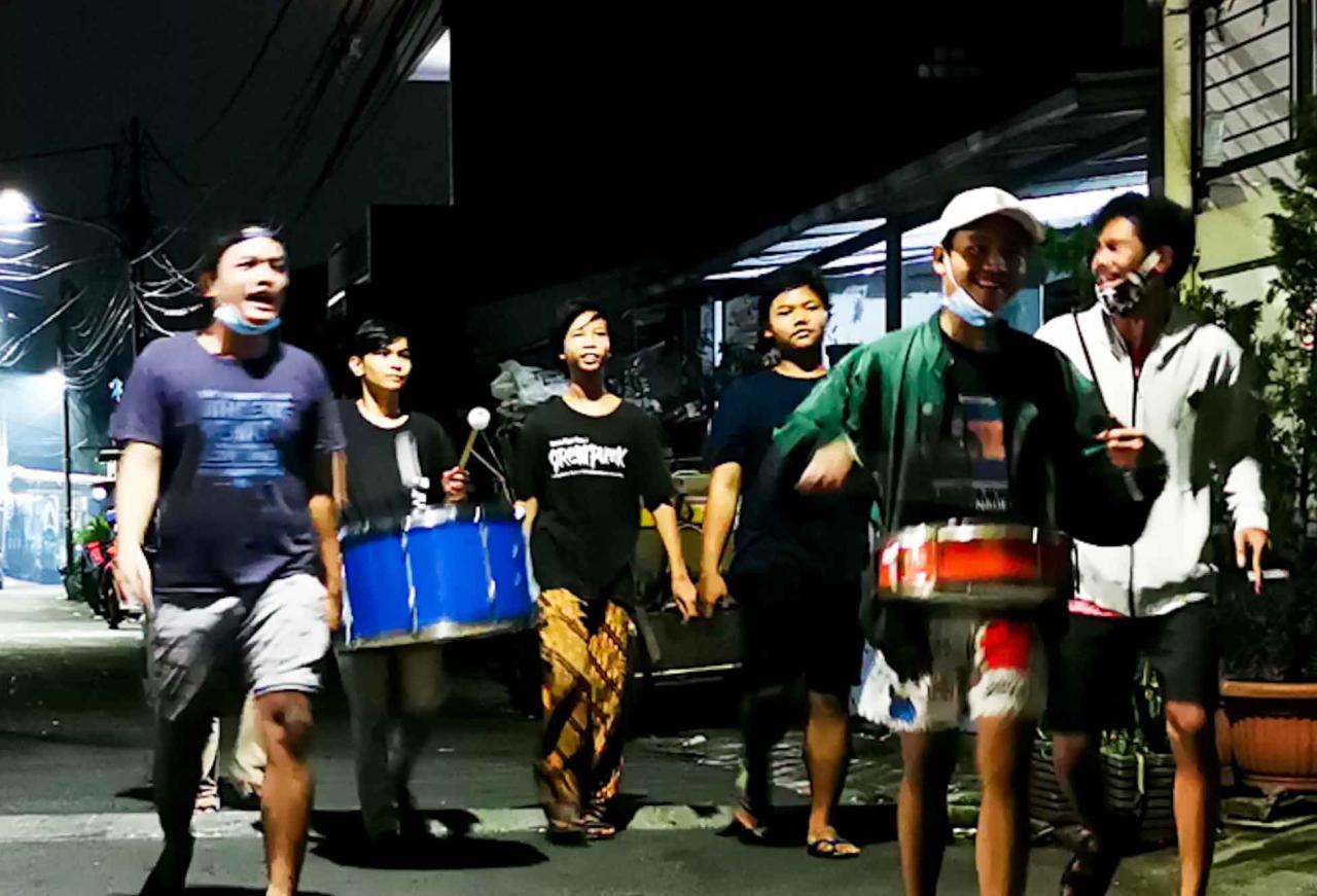 Tradisi Membangunkan...