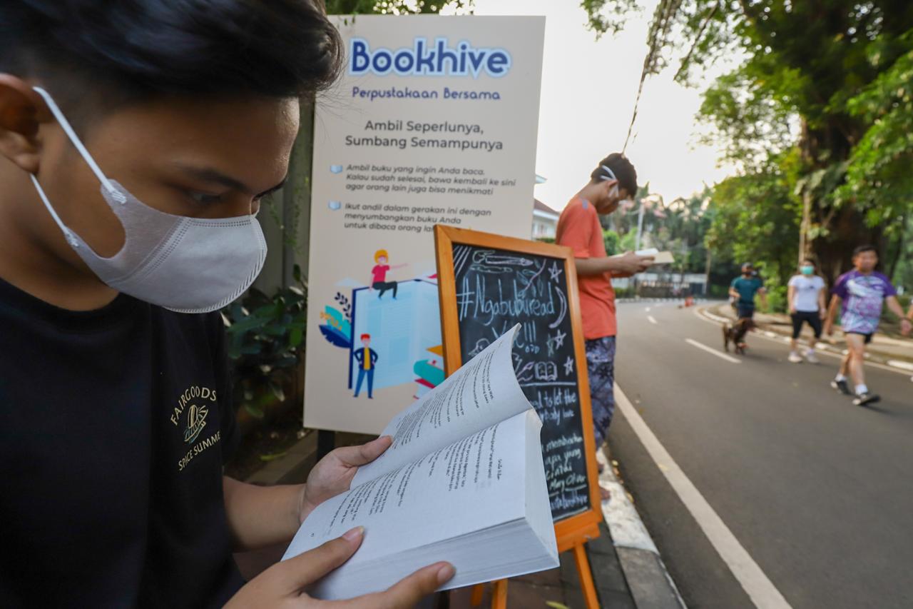 Asyiknya Membaca Buku...