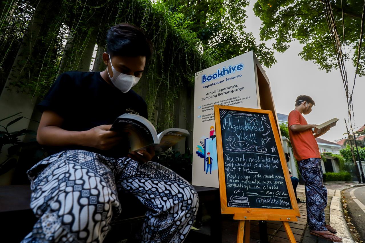 Asyiknya Membaca Buku...