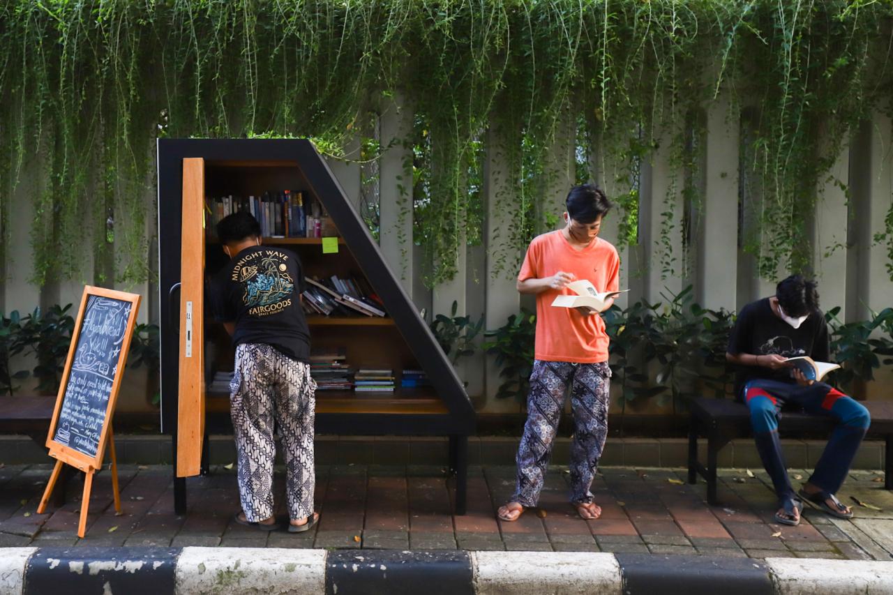 Asyiknya Membaca Buku...