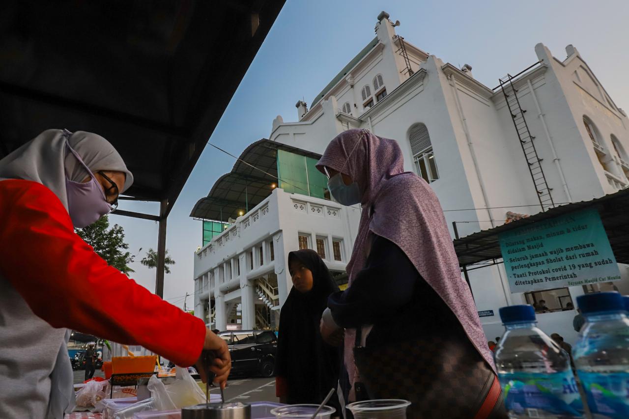 Berbuka Puasa di Masjid...