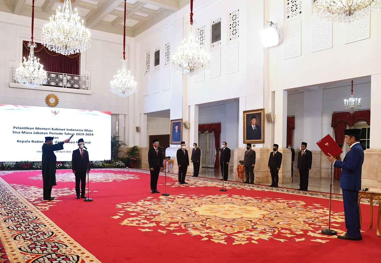 Presiden Jokowi Lantik...