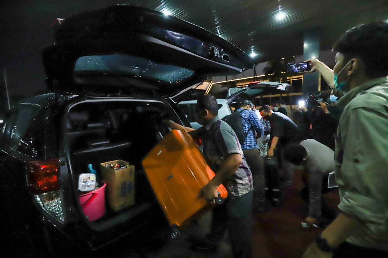 KPK Geledah Ruang Kerja...