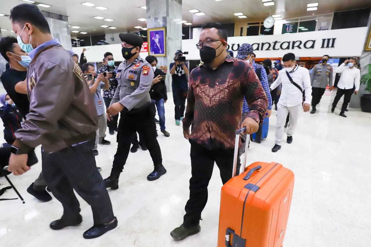 KPK Geledah Ruang Kerja...