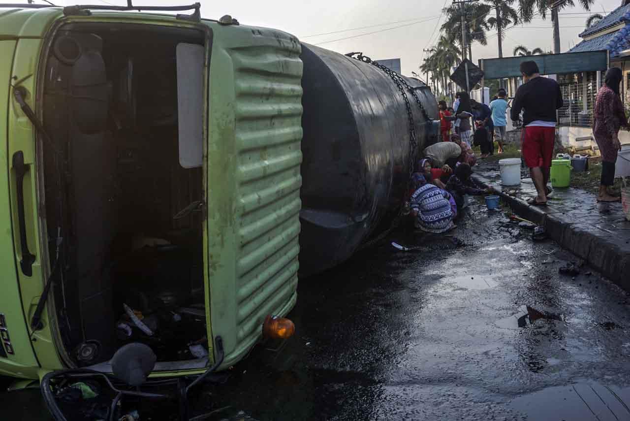 Truk Tangki Terguling...