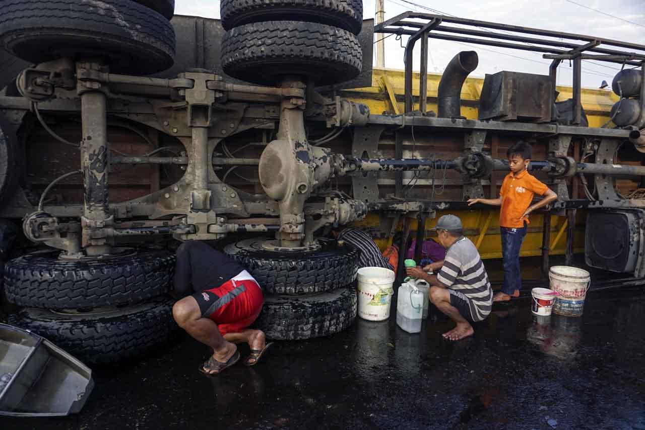 Truk Tangki Terguling...