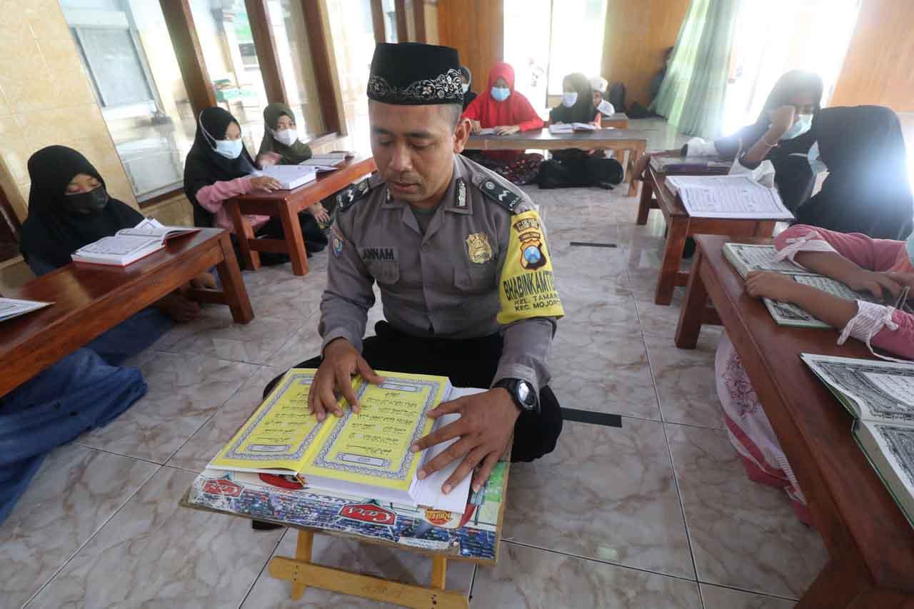 Di Sela Tugas Rutin,...