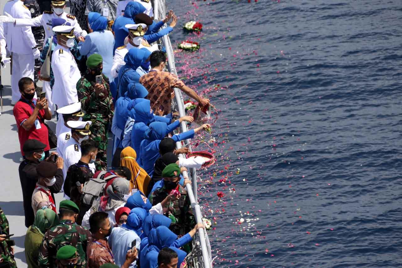Tangis Keluarga KRI...