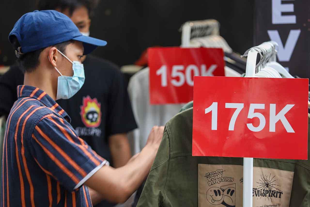 Berburu Pakaian Diskon...