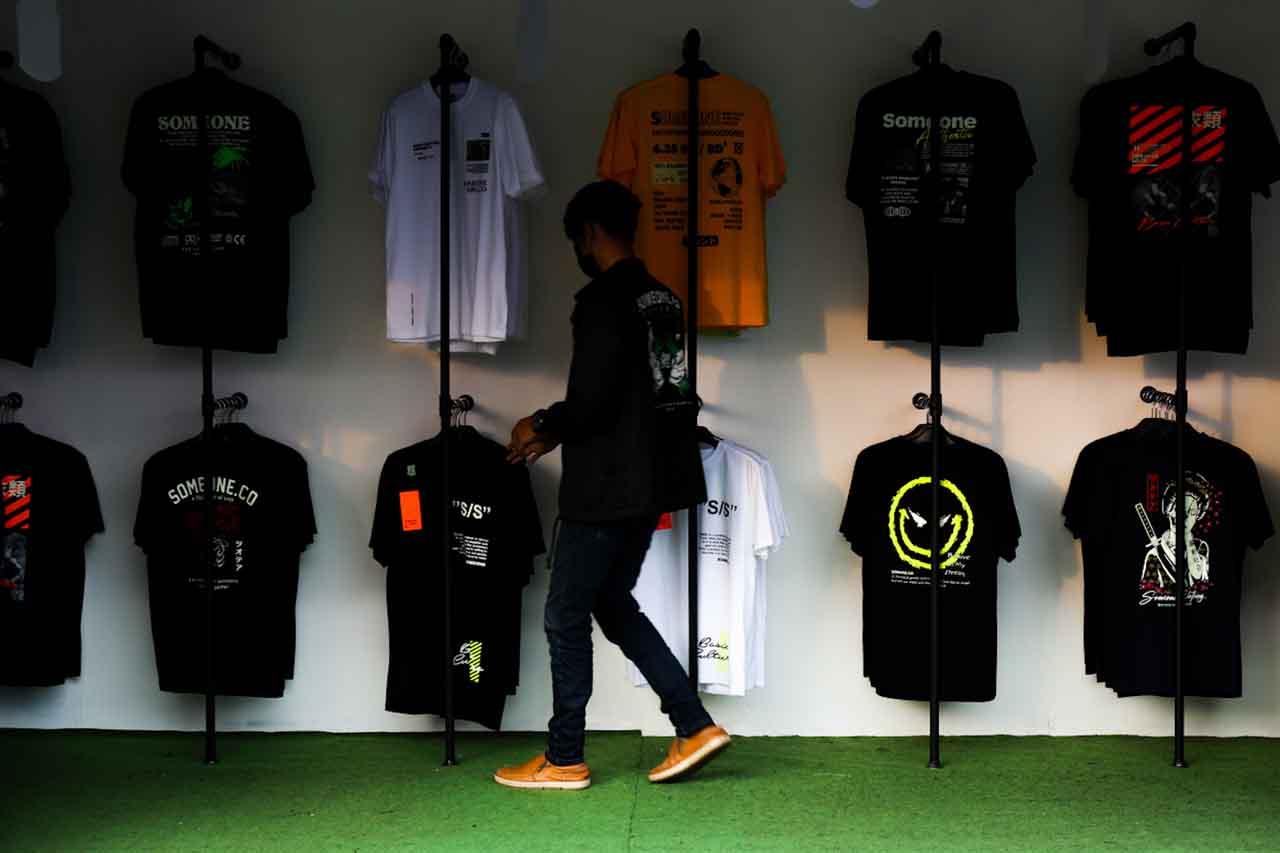 Berburu Pakaian Diskon...