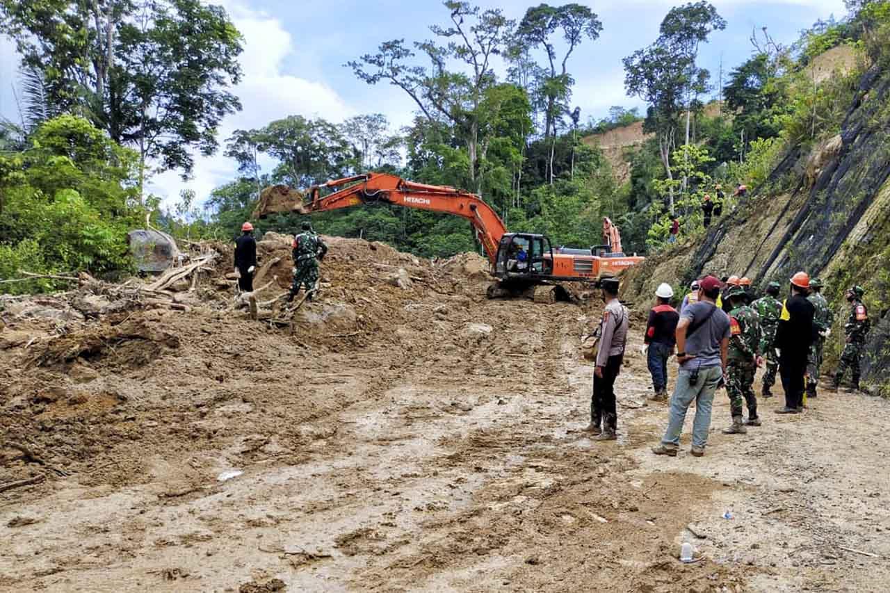 Evakuasi Korban Tanah...