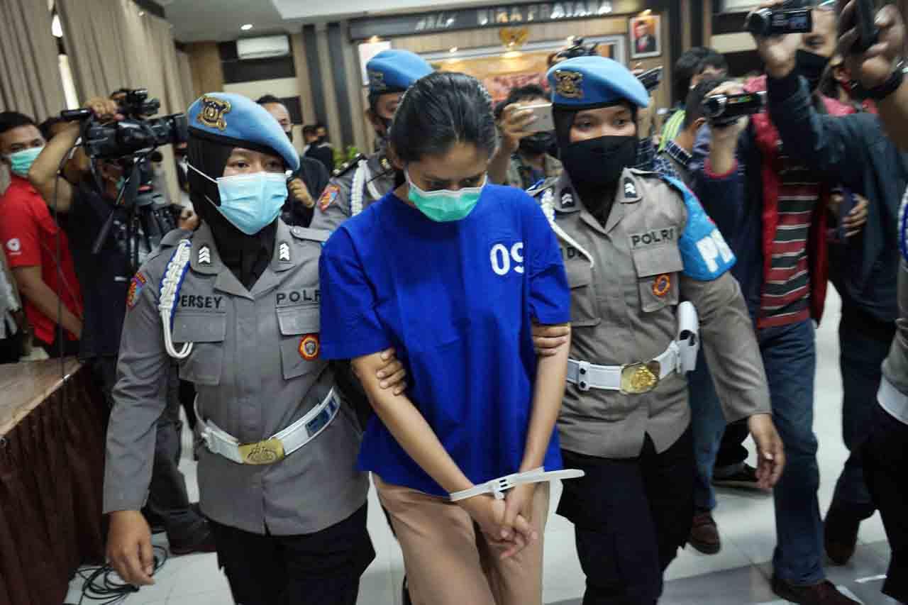Penampakan Nani Aprilliani,...