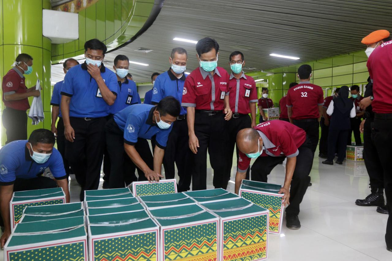 Dirut KAI Bagikan Paket...