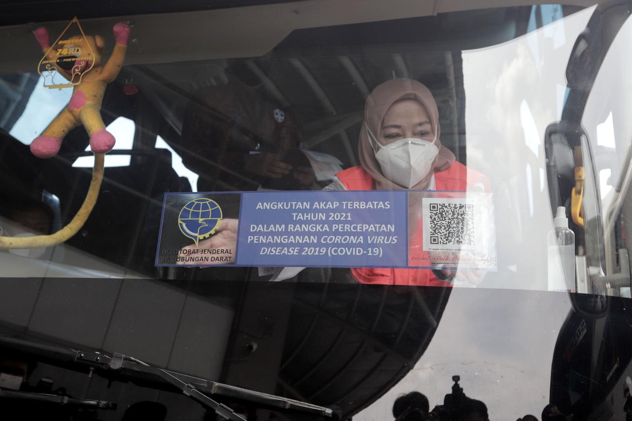 Pemasangan Stiker Khusus...