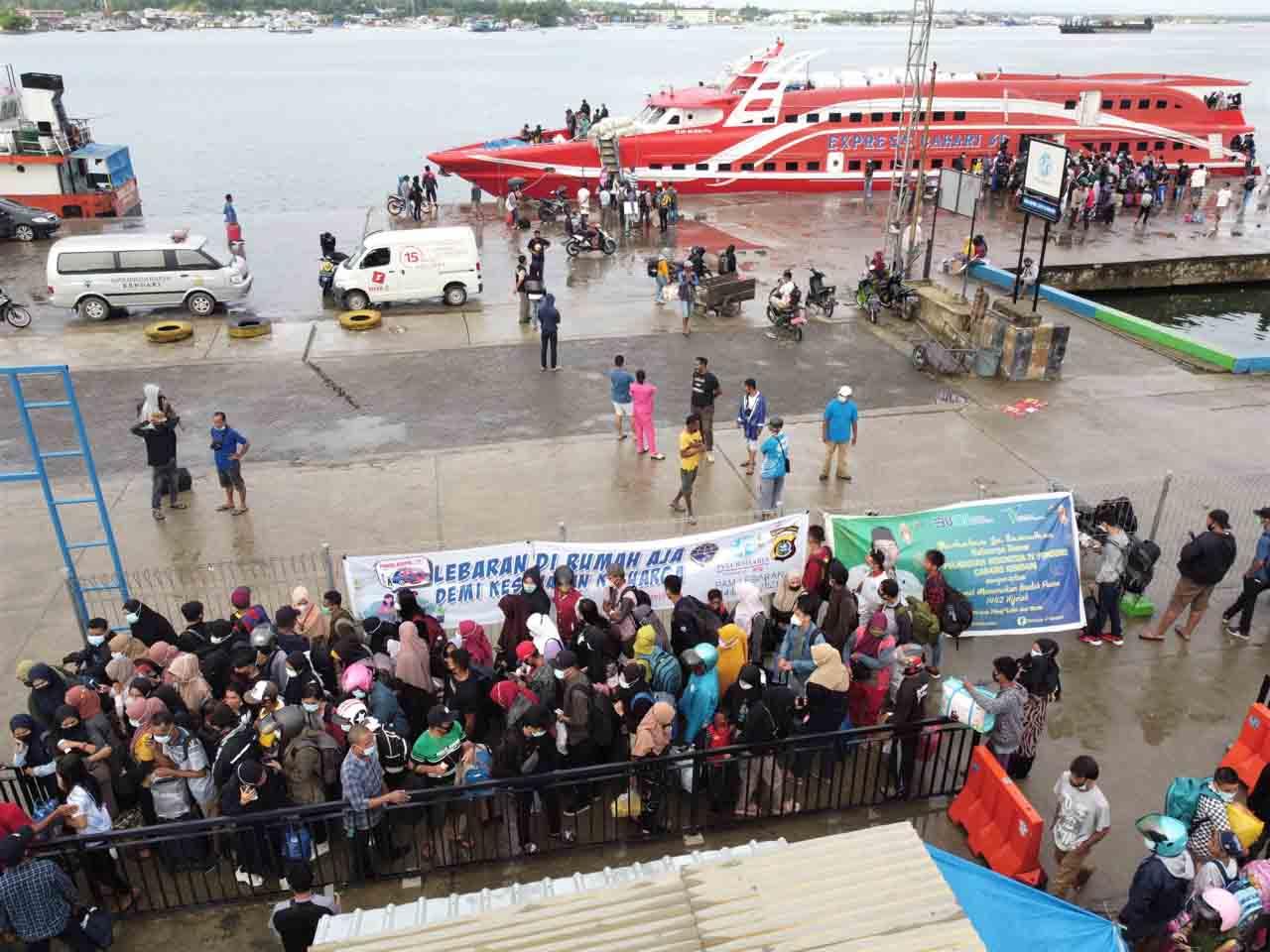 Pemudik Padati Pelabuhan...