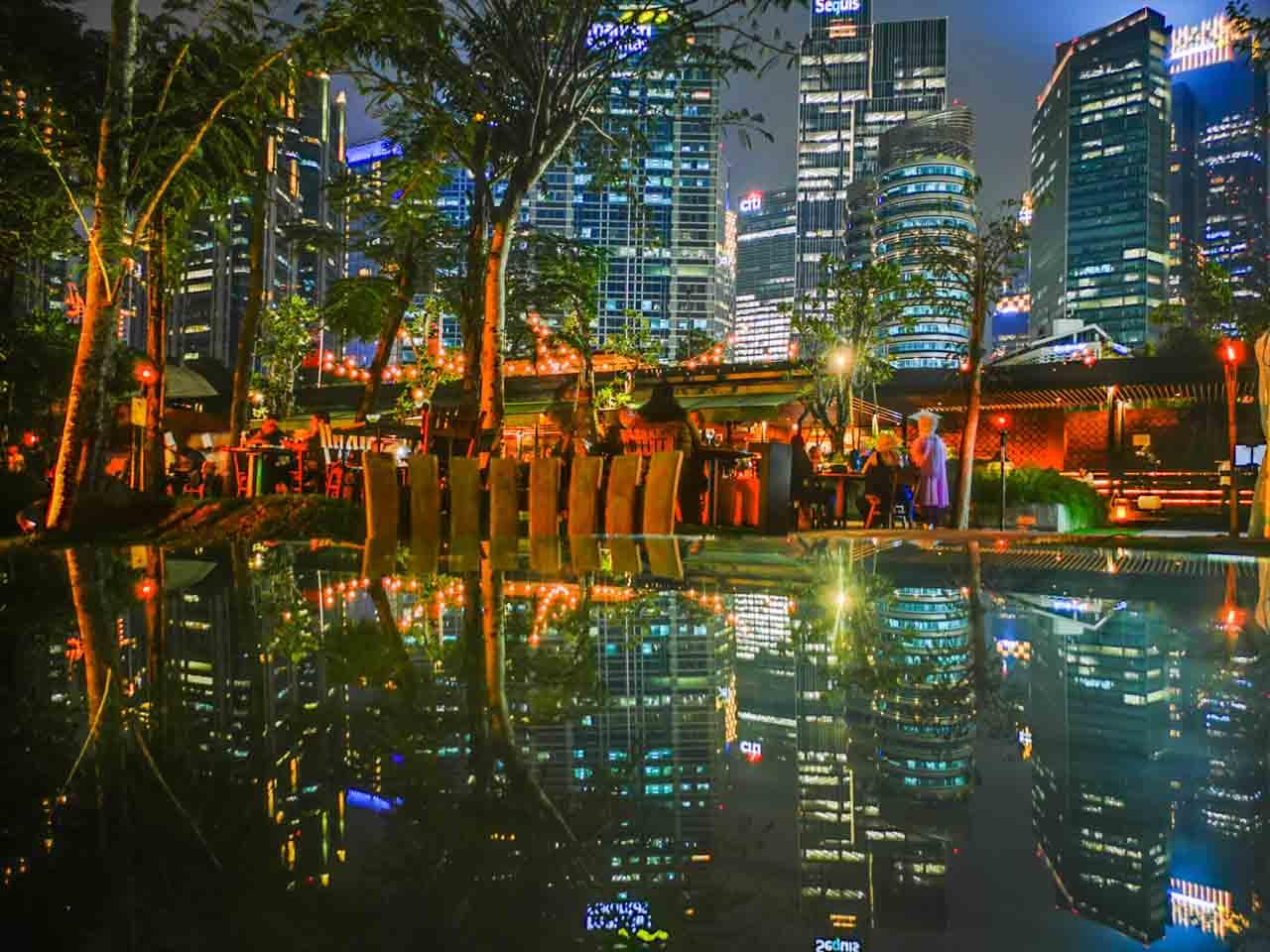 Menikmati Suasana Berbuka...