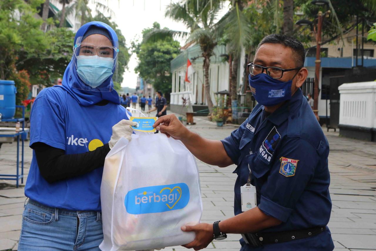Tiket.com Bagikan Paket...