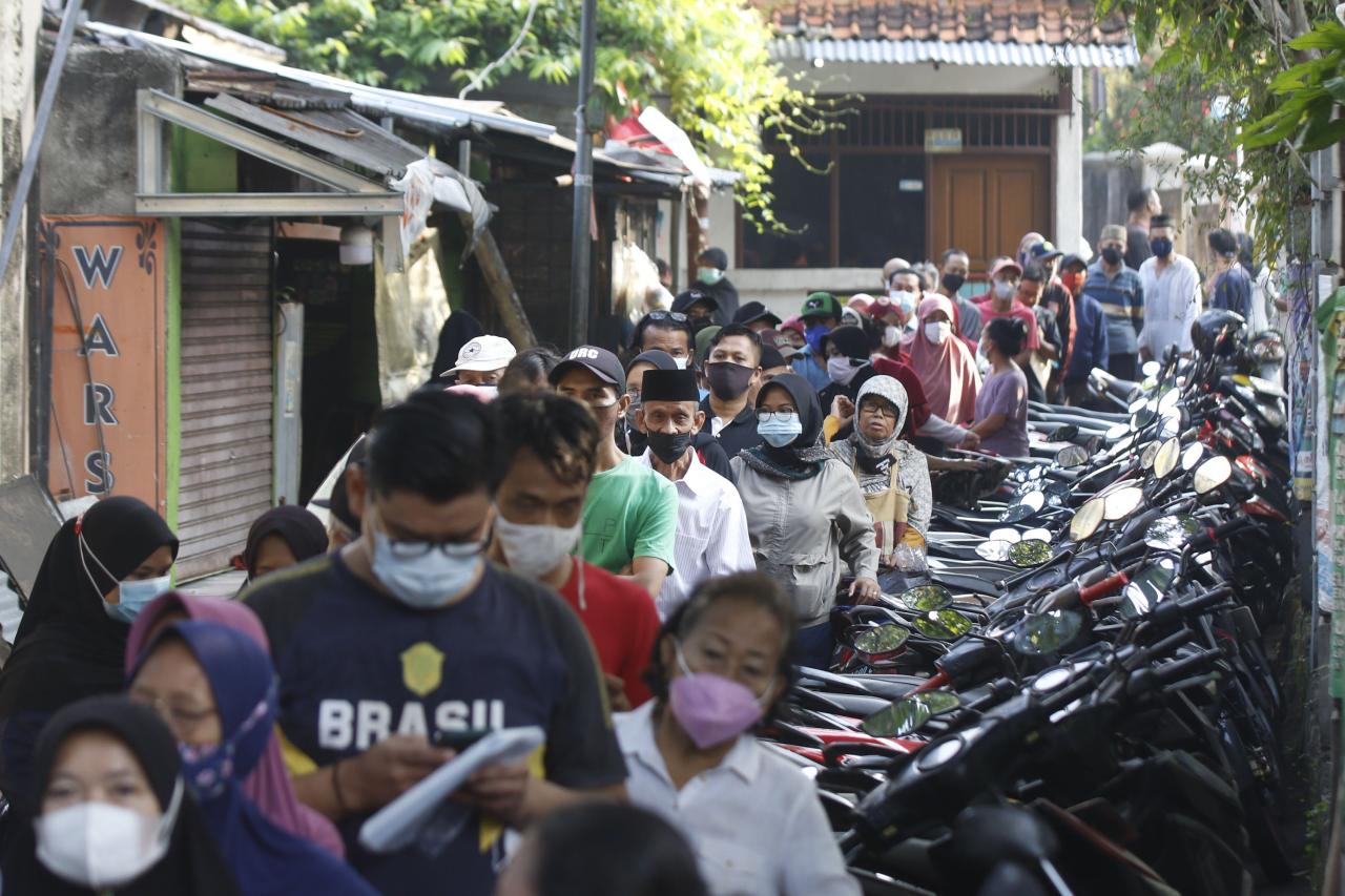 Antrean Panjang Warga...