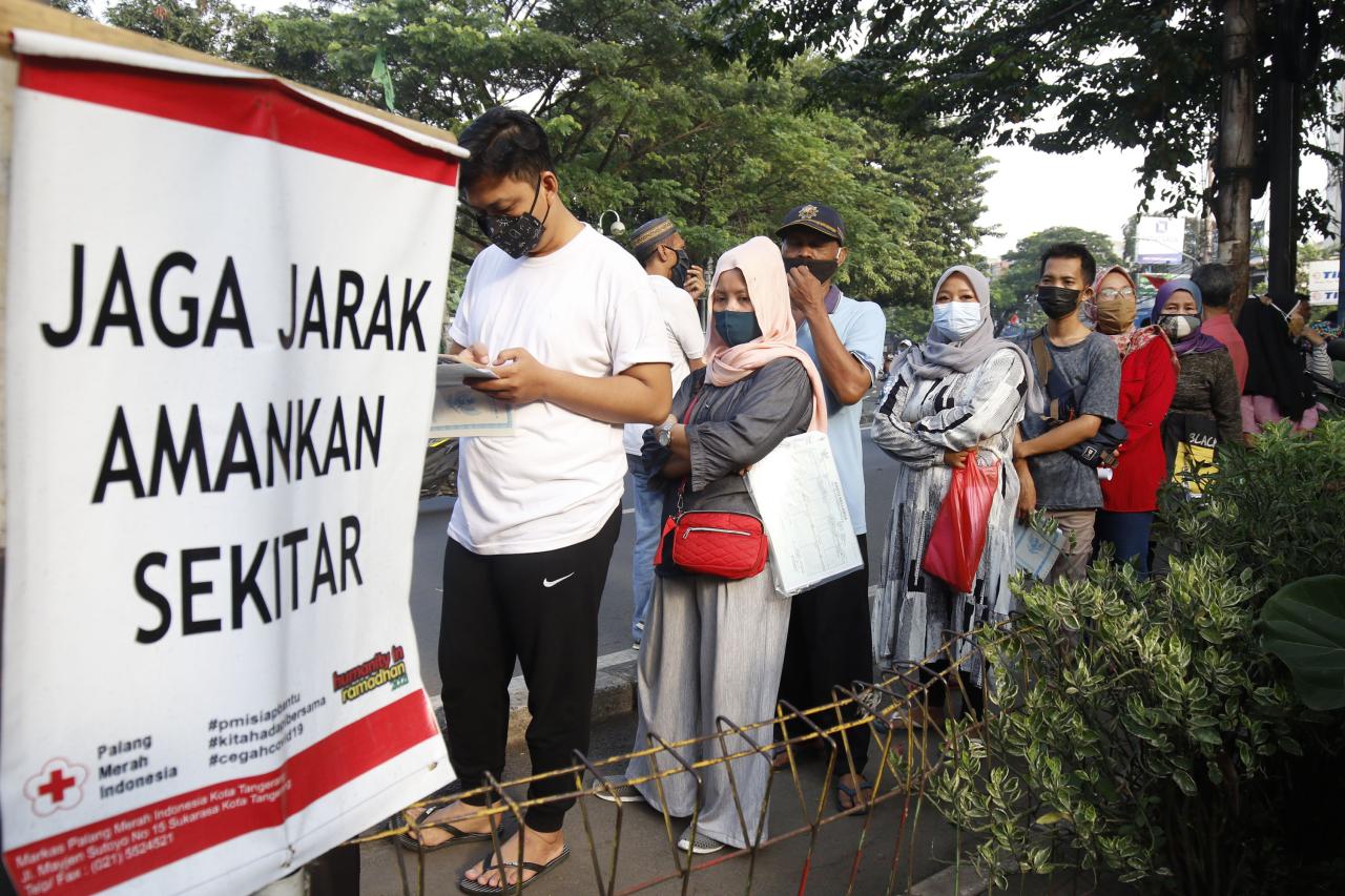 Antrean Panjang Warga...