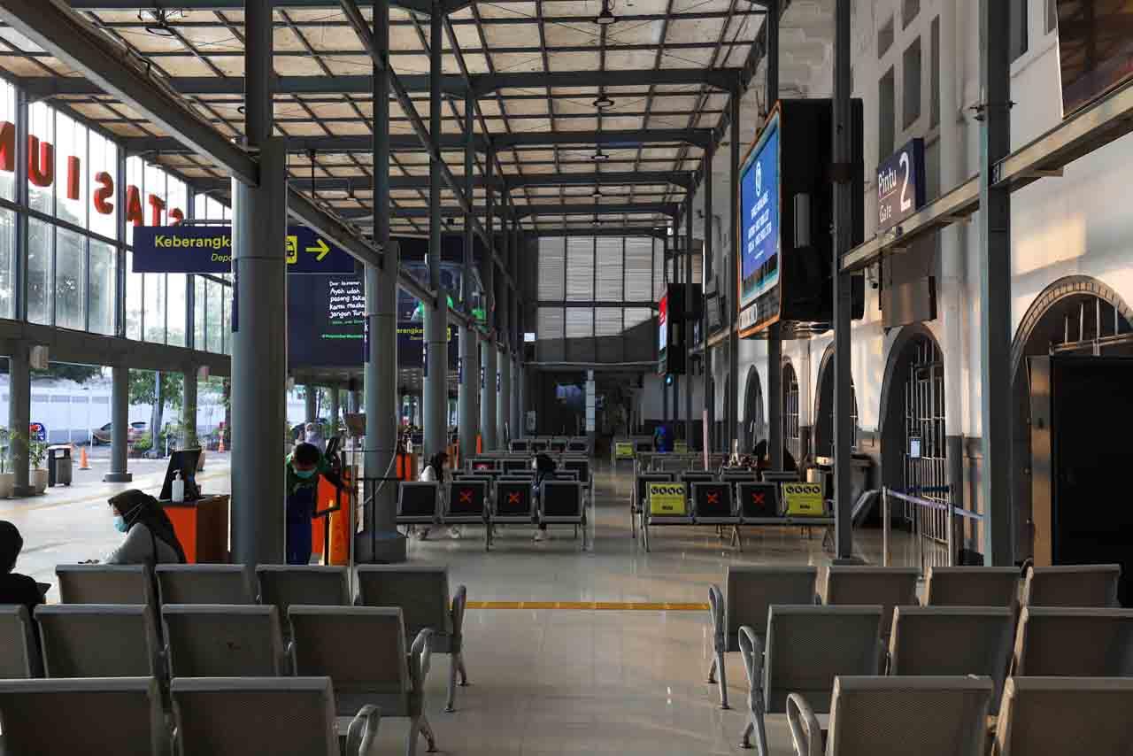 Suasana Sepi di Stasiun...