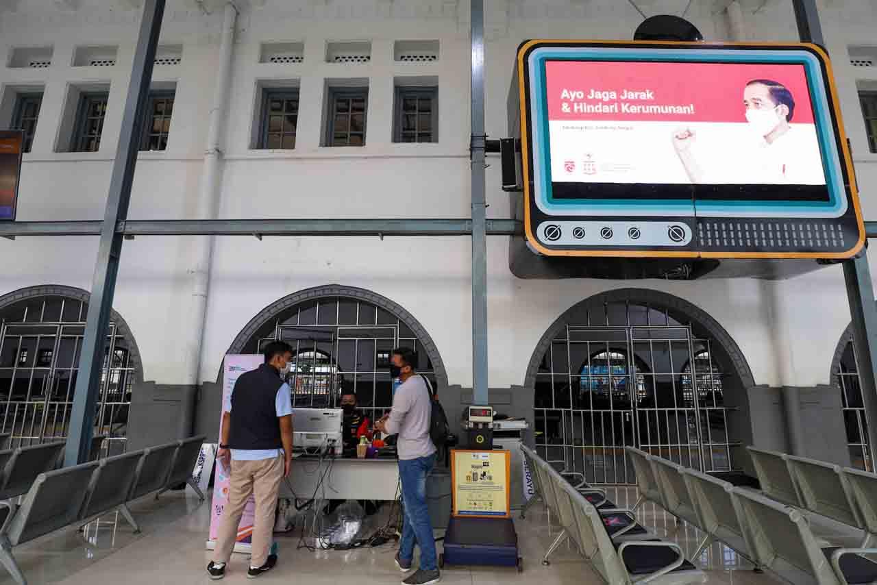 Suasana Sepi di Stasiun...