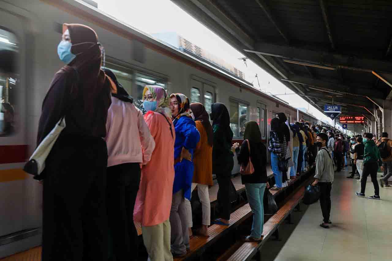 Pembatasan Jam Operasional...