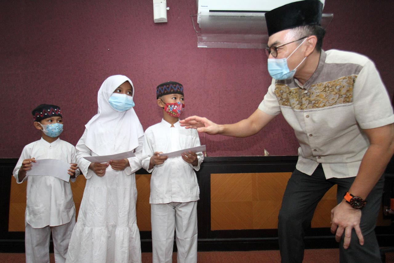 REI DKI Jakarta Serahkan...