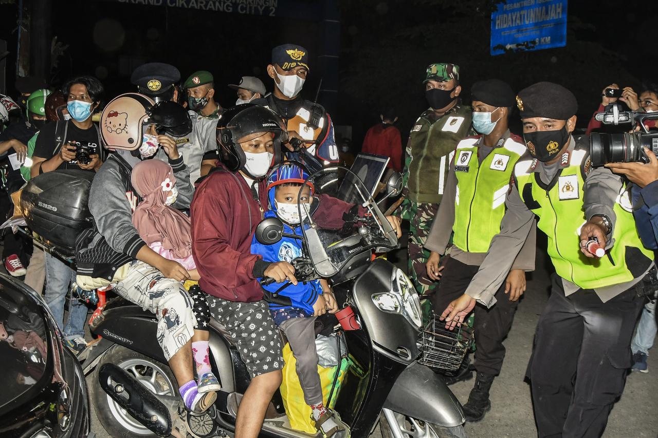 Polisi Halau Pemudik...