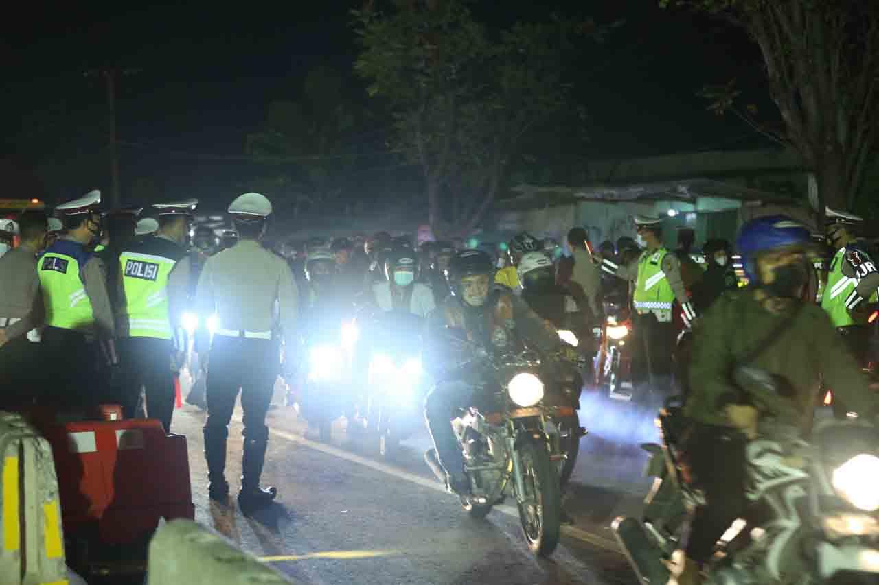 Petugas Nyerah, Pemudik...
