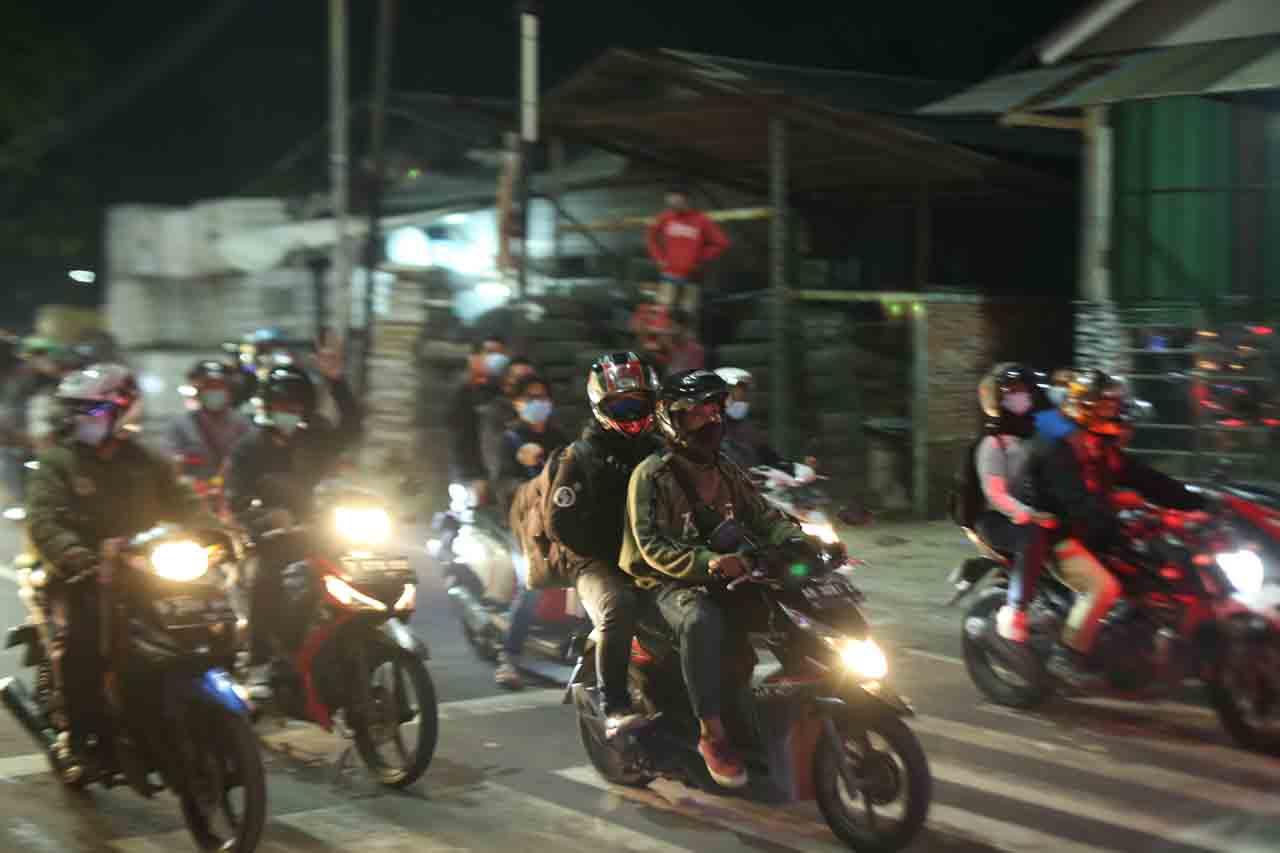 Petugas Nyerah, Pemudik...