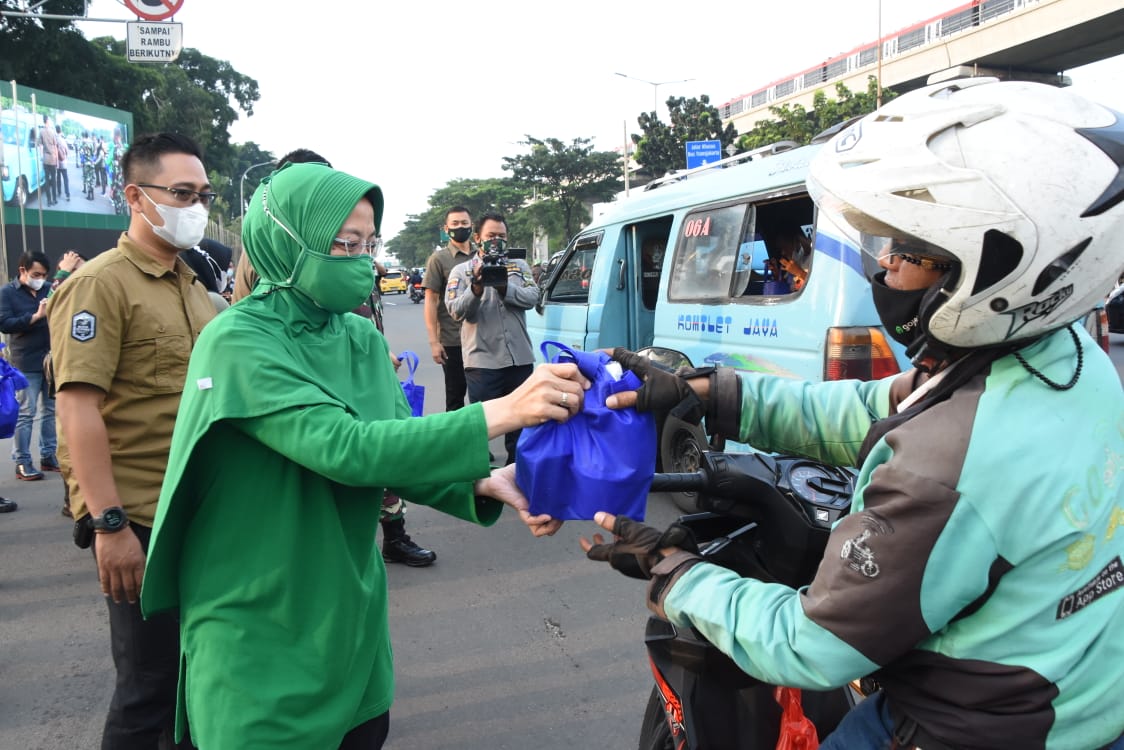 Bagikan 1500 Takjil,...
