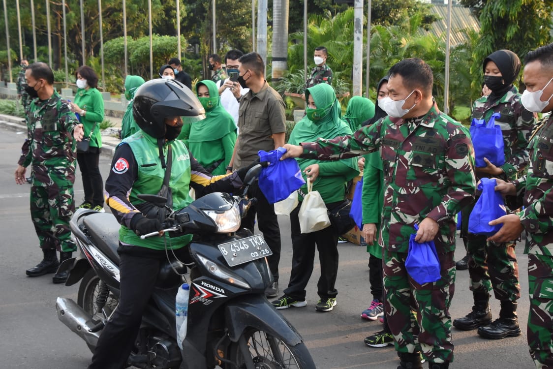 Bagikan 1500 Takjil,...