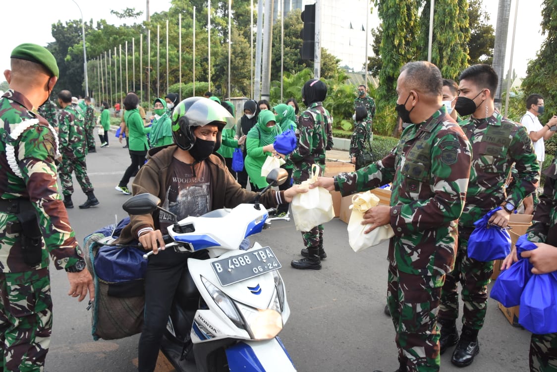 Bagikan 1500 Takjil,...