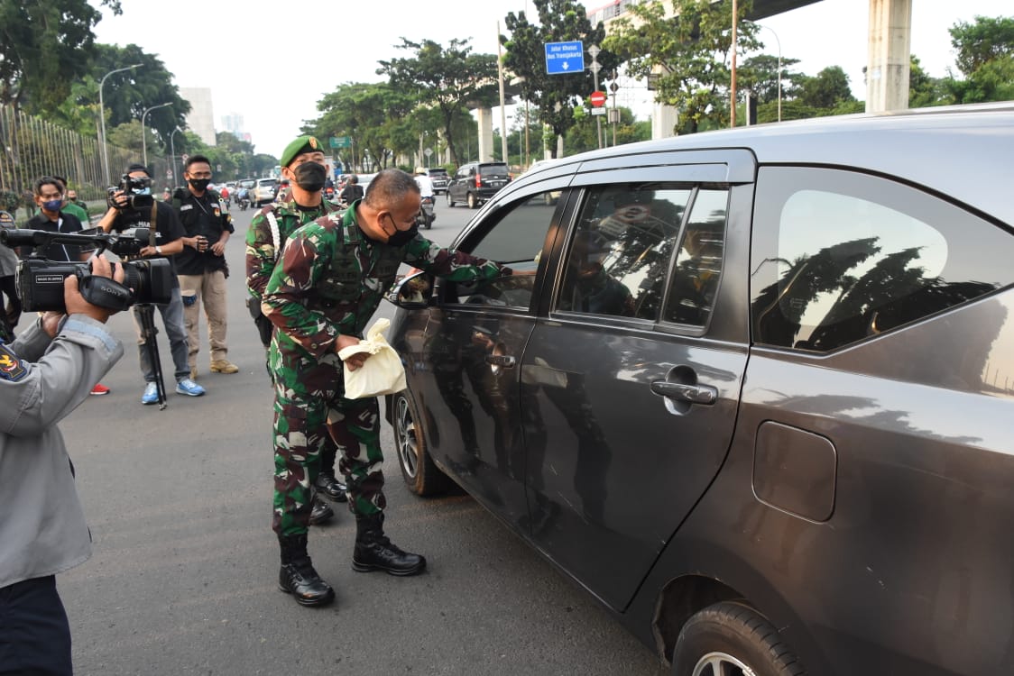 Bagikan 1500 Takjil,...