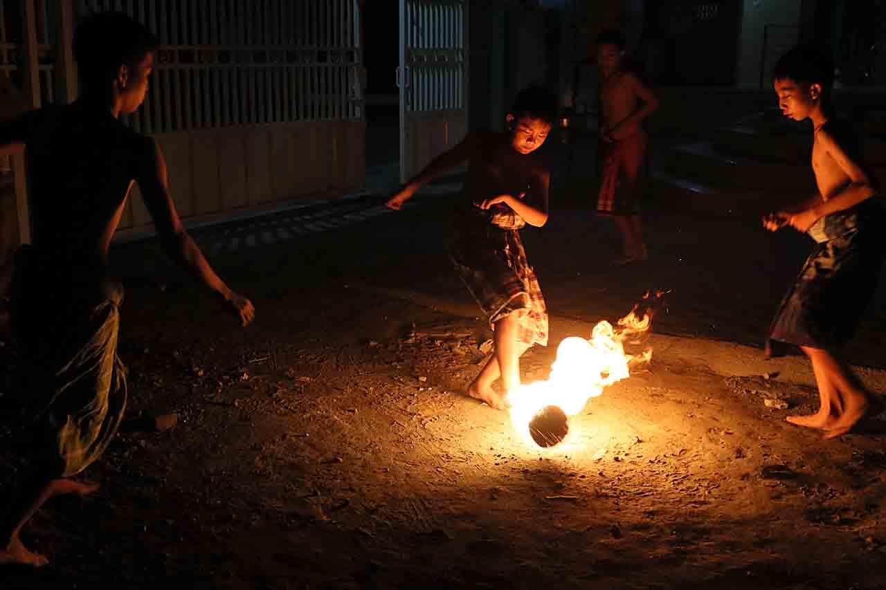 Tradisi Bermain Sepakbola...