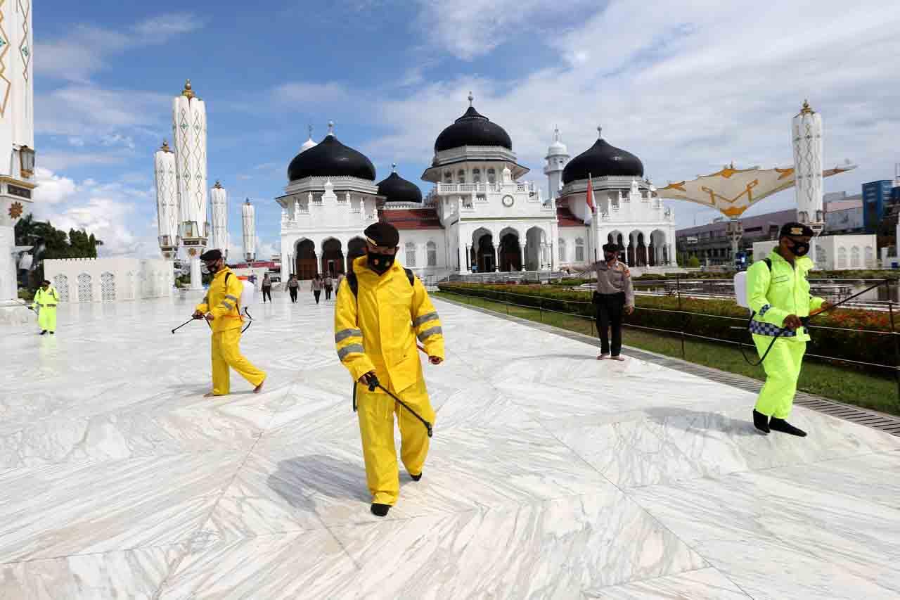 Polisi Gelar Penyemprotan...