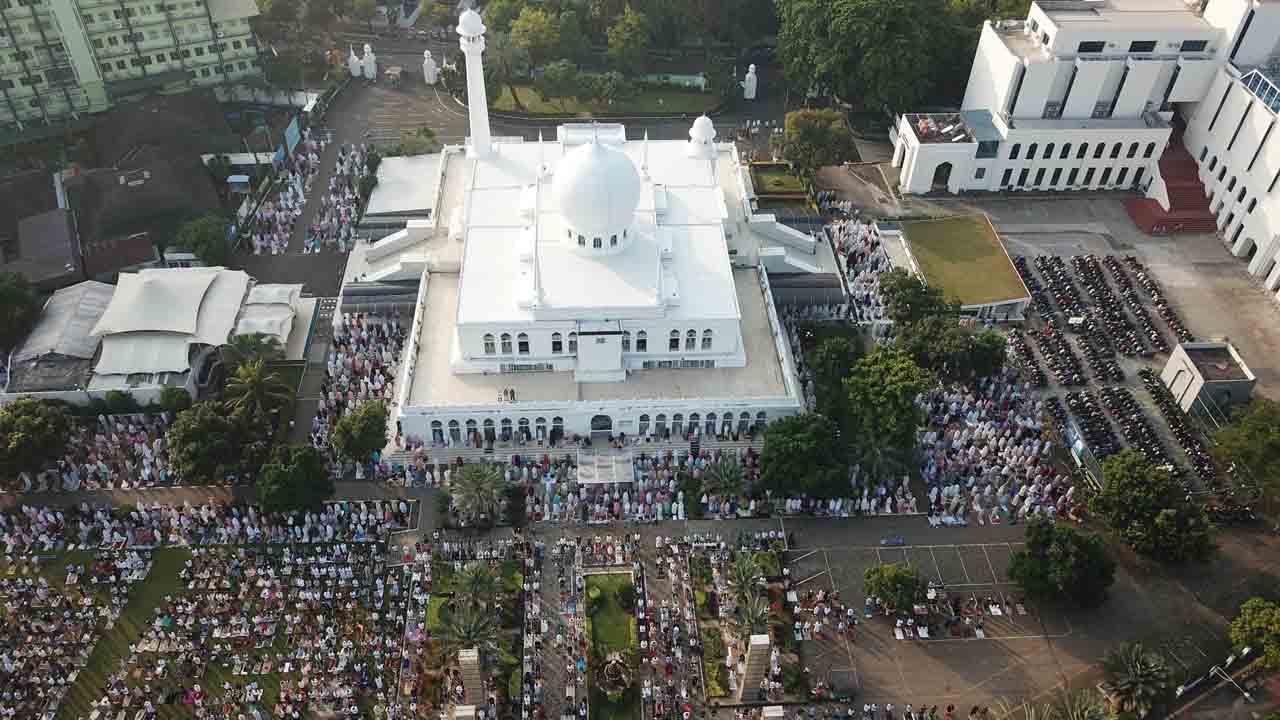 Ribuan Umat Muslim Laksanakan...