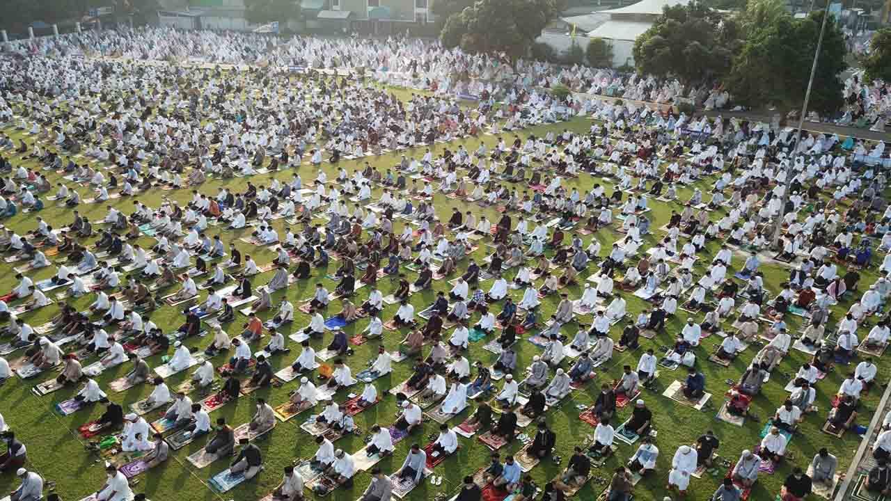 Ribuan Umat Muslim Laksanakan...