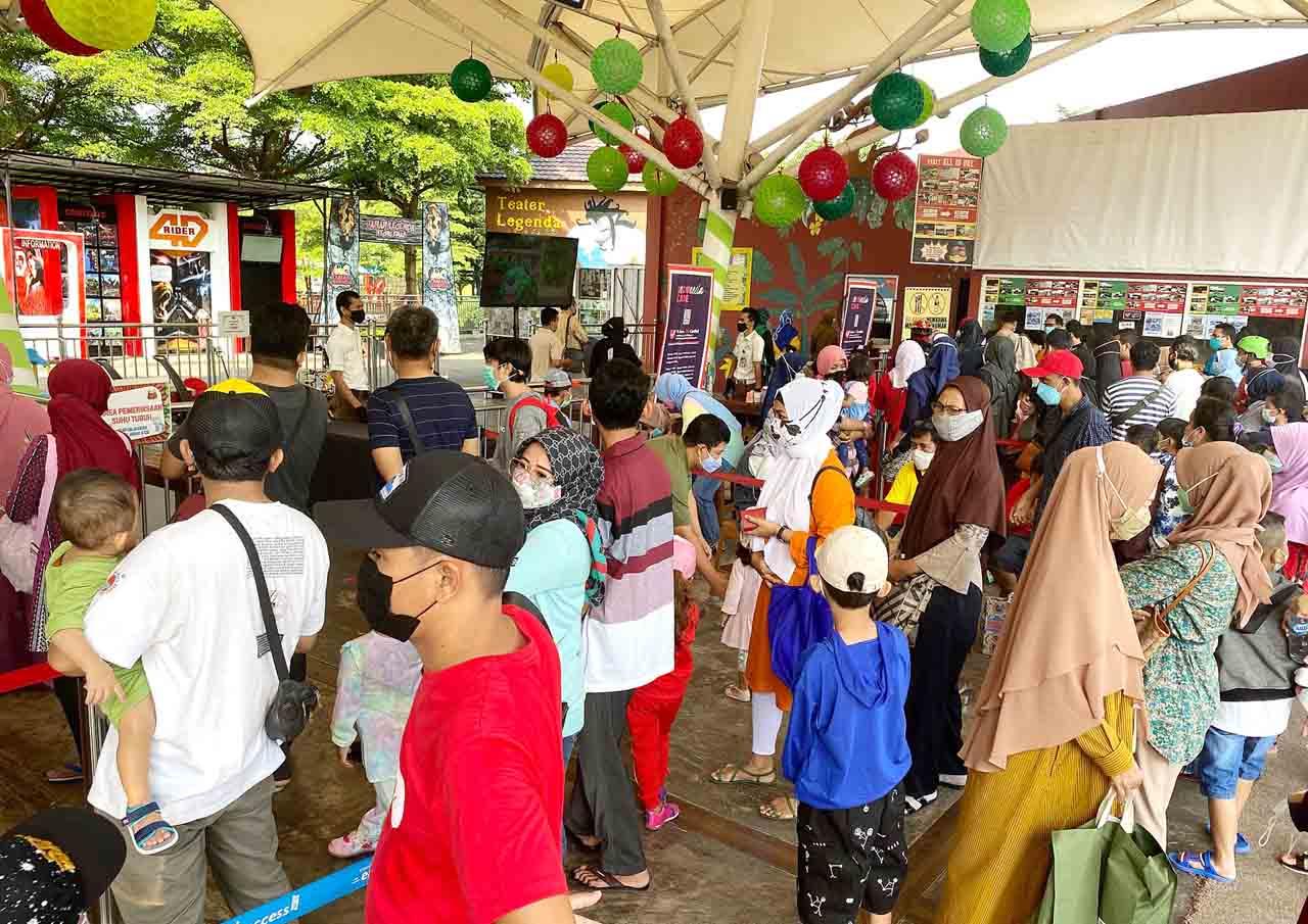 Pengunjung Membludak,...