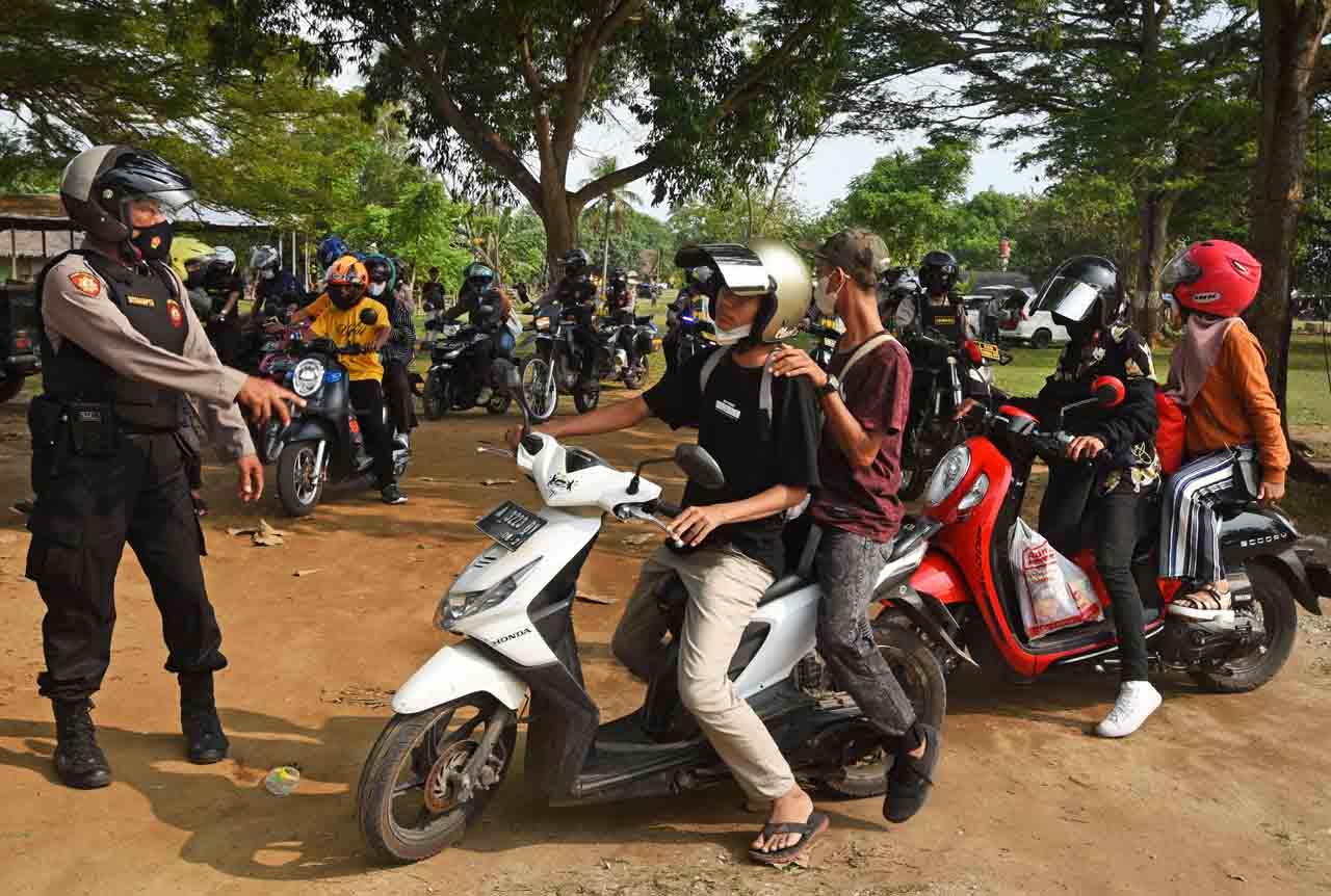 Polisi Bubarkan Kerumunan...